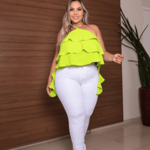 Calça Jeans com lycra, possui detalhe de perola na barra.