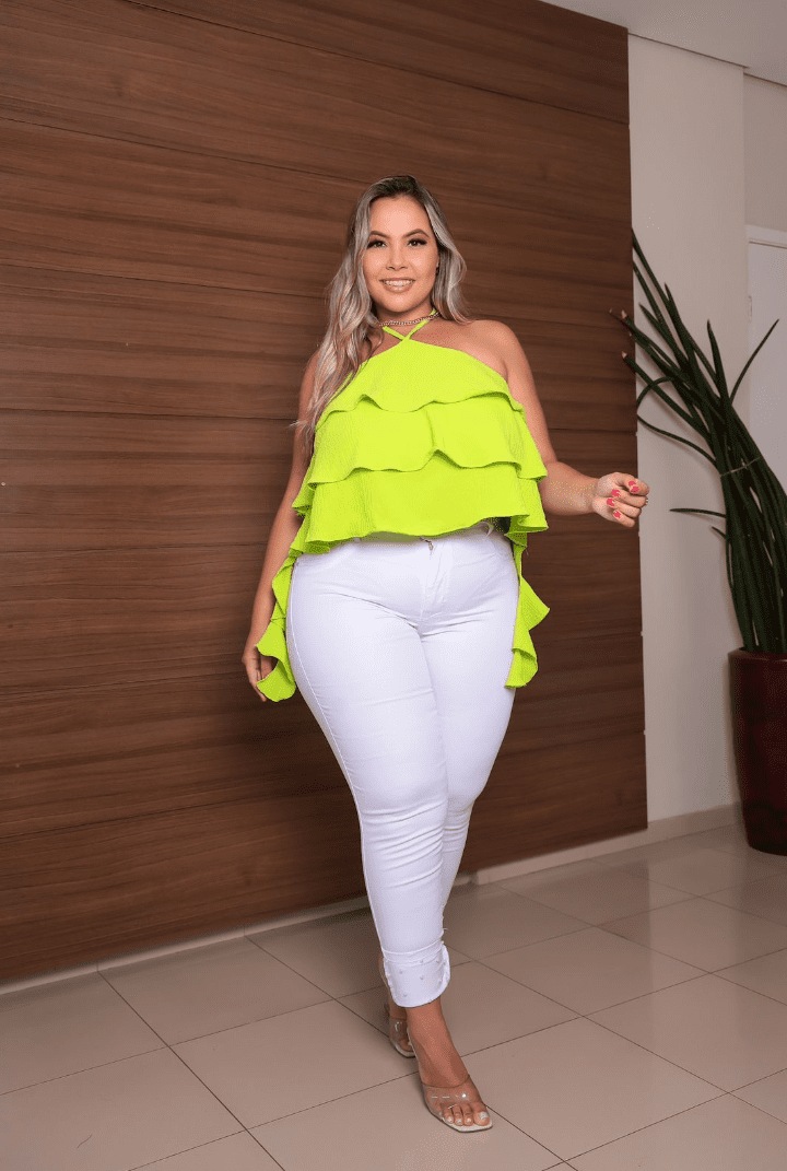 Calça Jeans com lycra, possui detalhe de perola na barra.