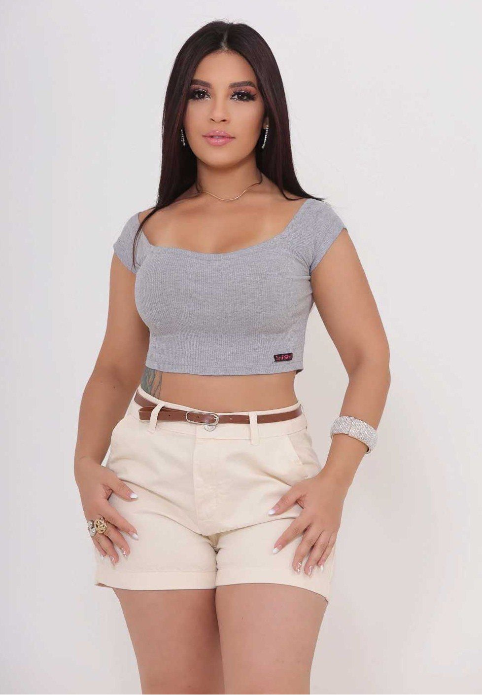 SHORTS JEANS COM CINTO, MODERNO E CASUAL - Imagem 2