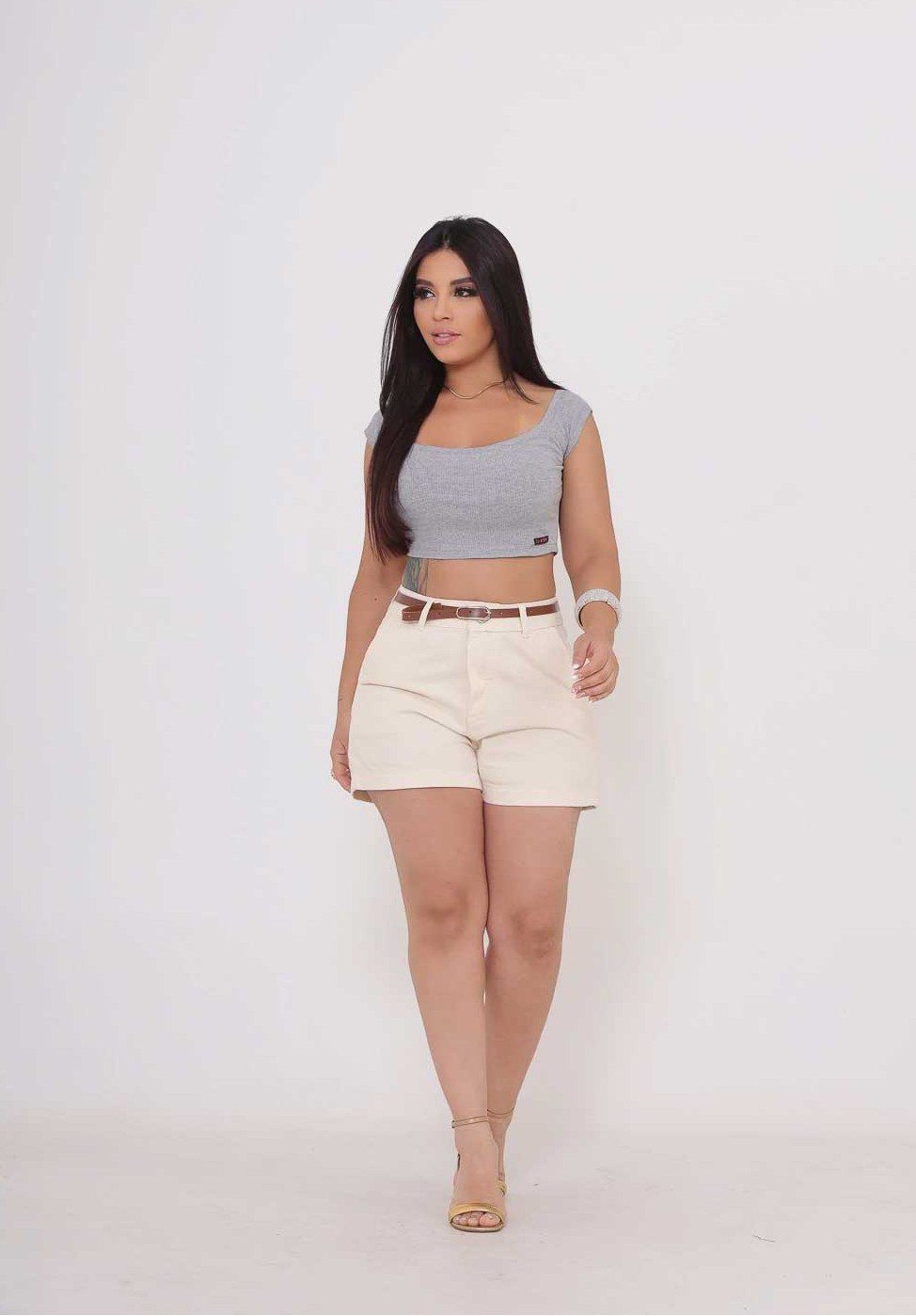 SHORTS JEANS COM CINTO, MODERNO E CASUAL - Imagem 4