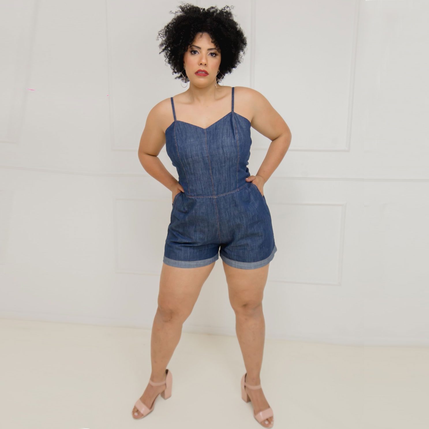Macaquinho Jeans Plus Size com Barra e Bolso Lateral