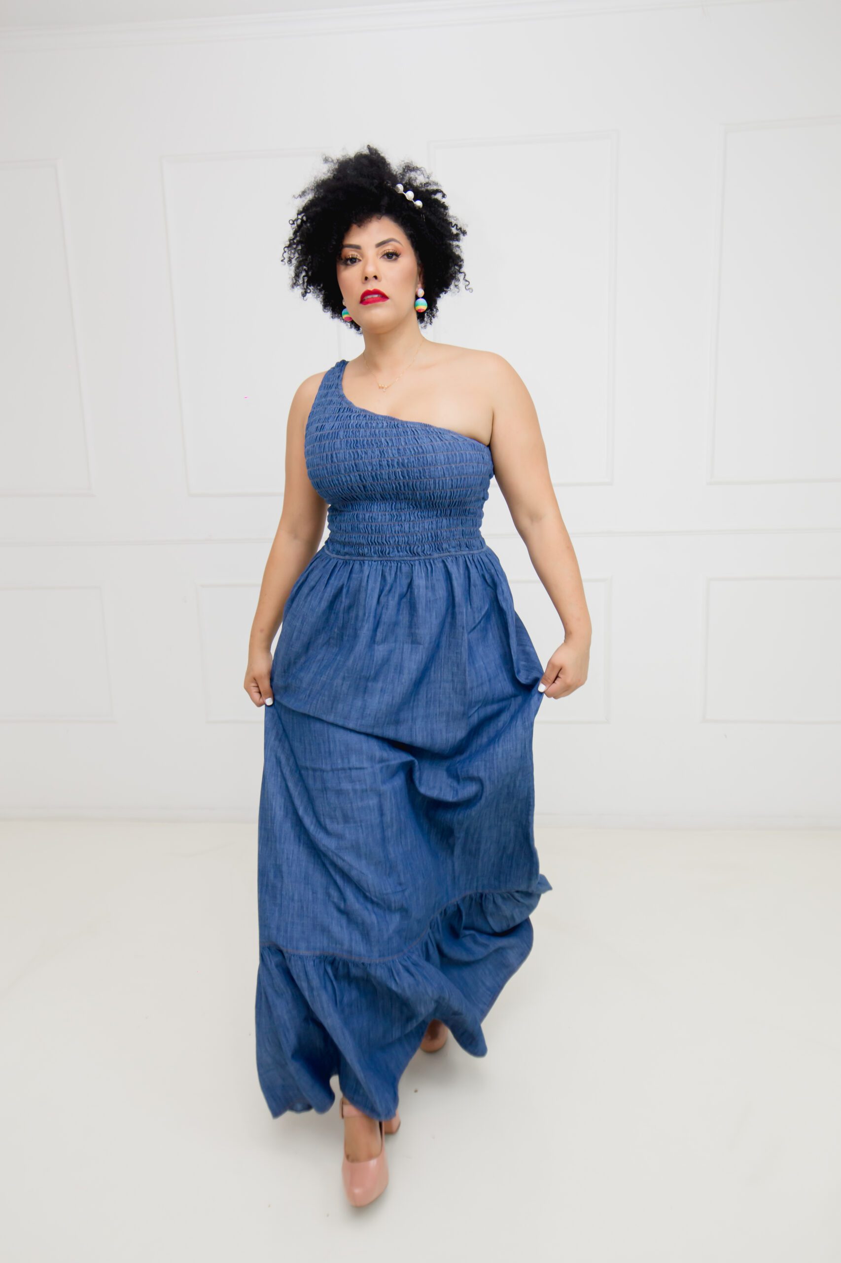Vestido Longo Jeans Plus Size um ombro só - Imagem 4