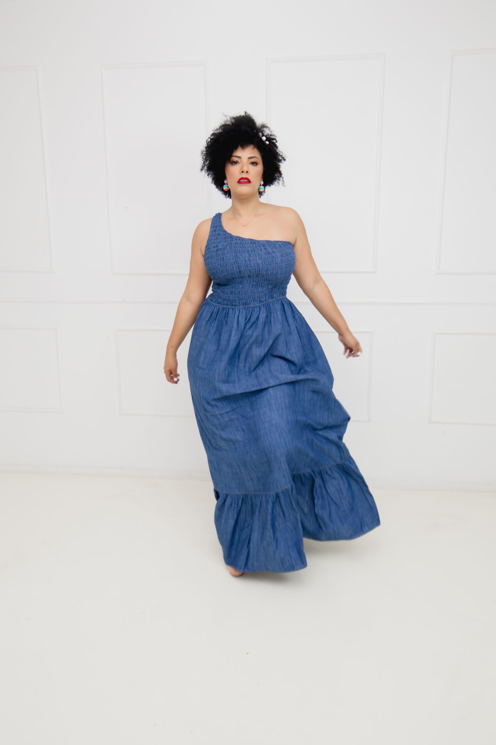 Vestido Longo Jeans Plus Size um ombro só - Imagem 3