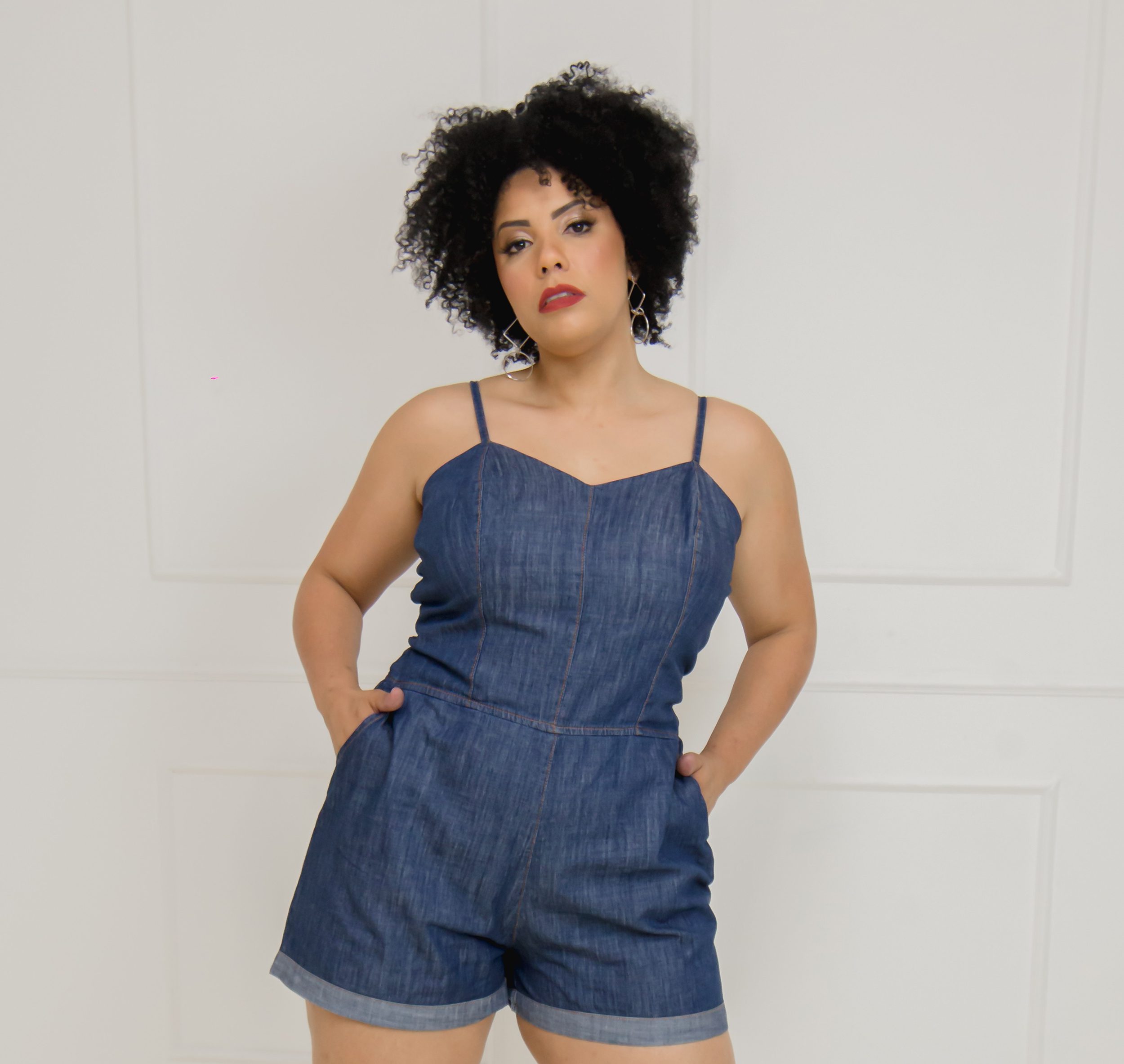 Macaquinho Jeans Plus Size com Barra e Bolso Lateral - Imagem 4