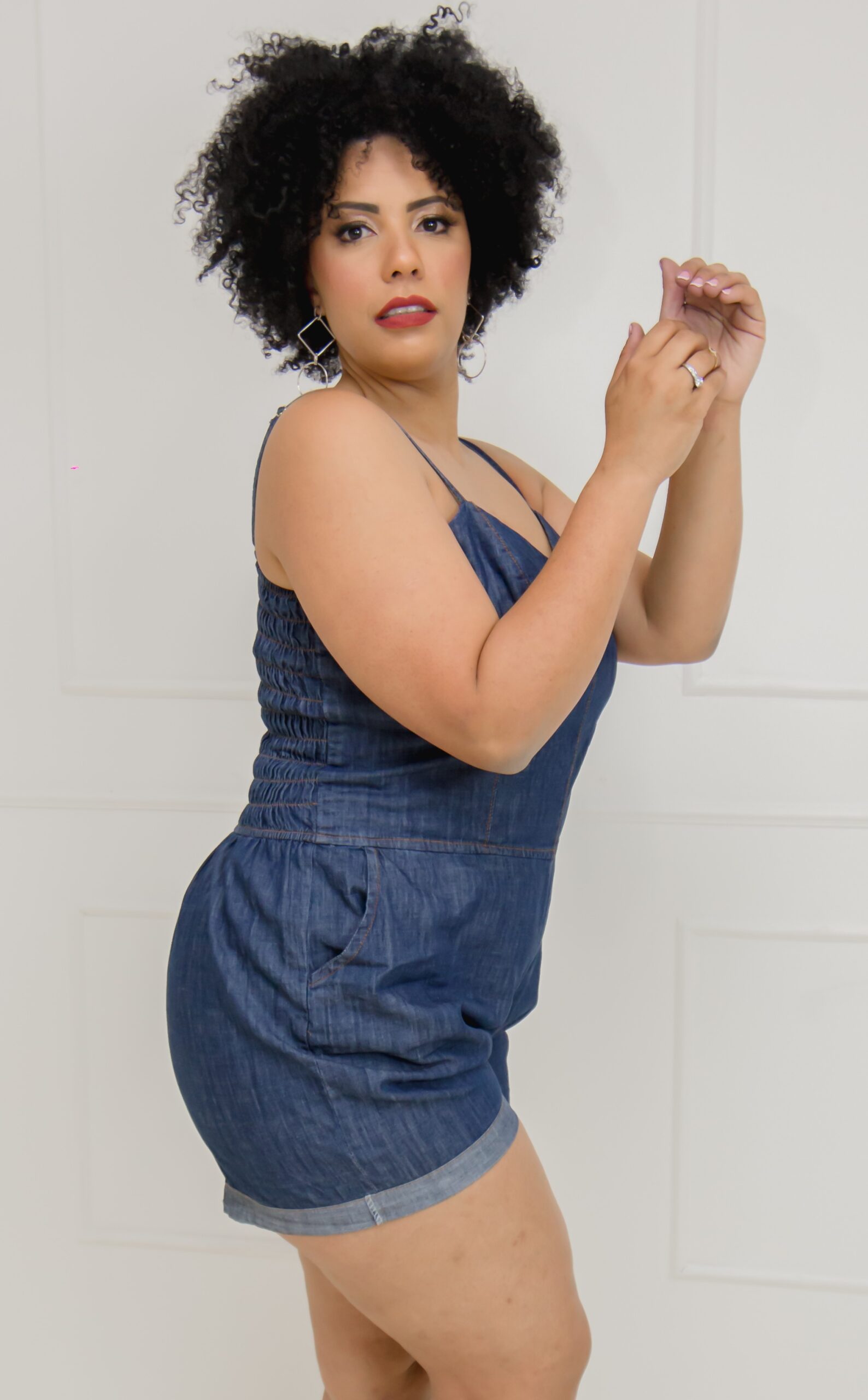 Macaquinho Jeans Plus Size com Barra e Bolso Lateral - Imagem 3