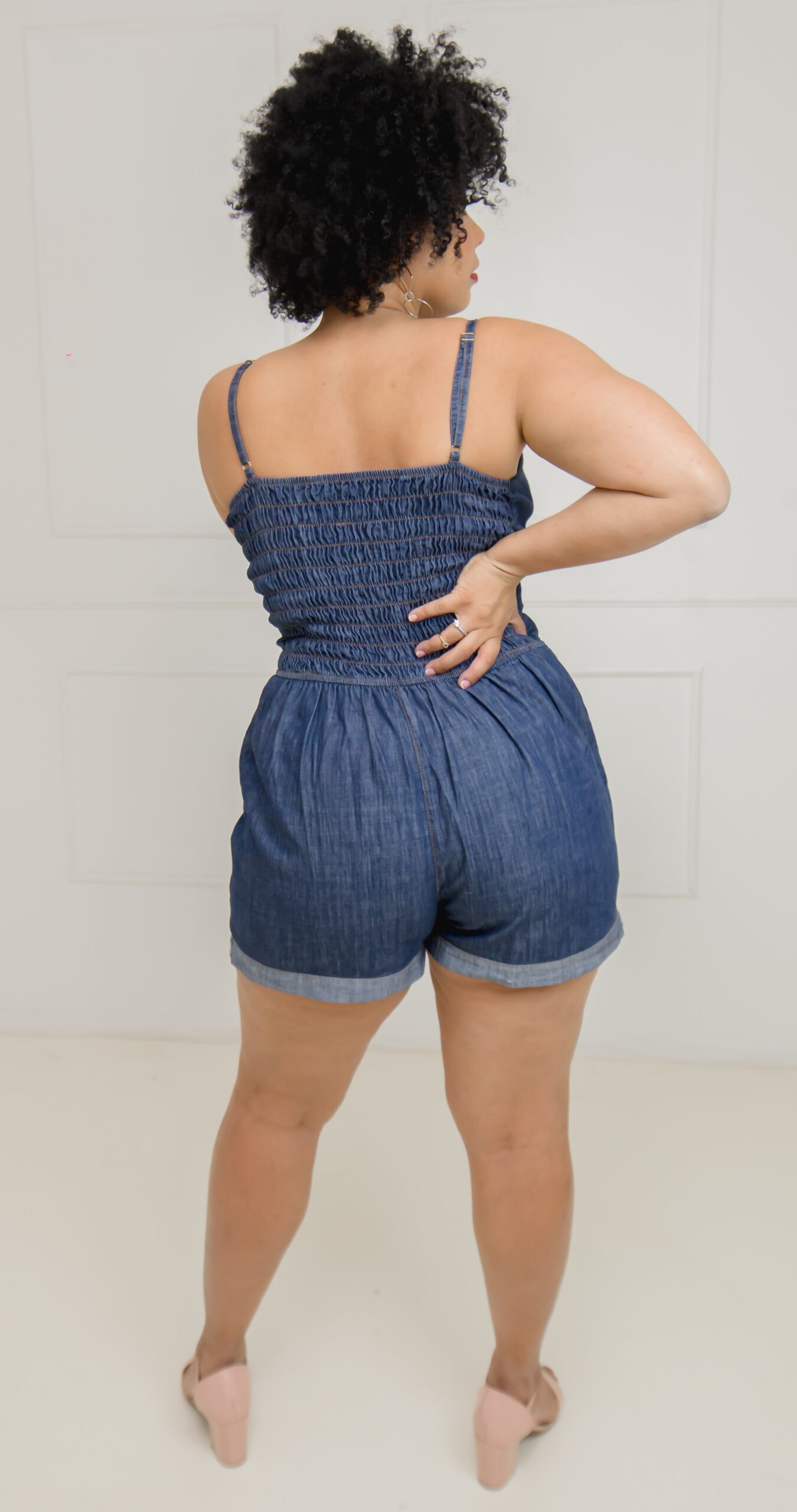 Macaquinho Jeans Plus Size com Barra e Bolso Lateral - Imagem 2