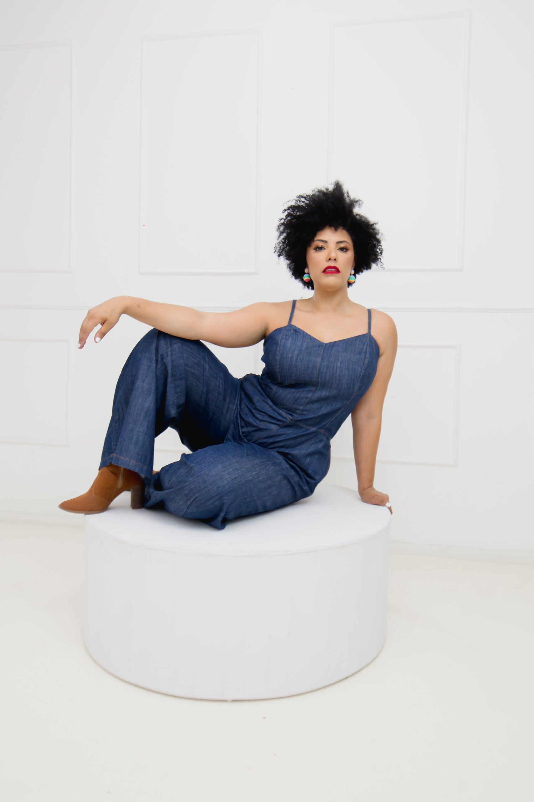 Macacão Feminino Jeans Plus Size com Alça Ajustável - Imagem 5
