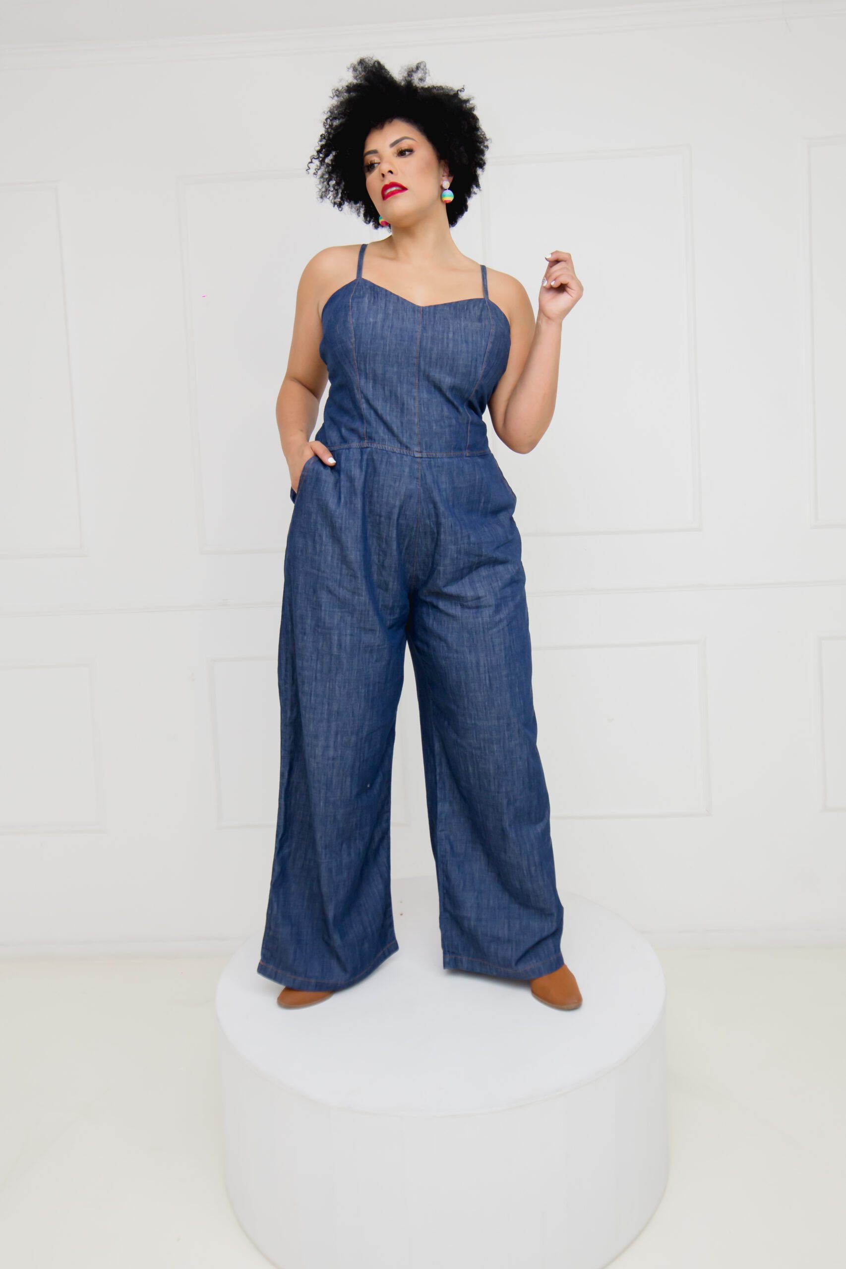 Macacão Feminino Jeans Plus Size com Alça Ajustável - Imagem 4