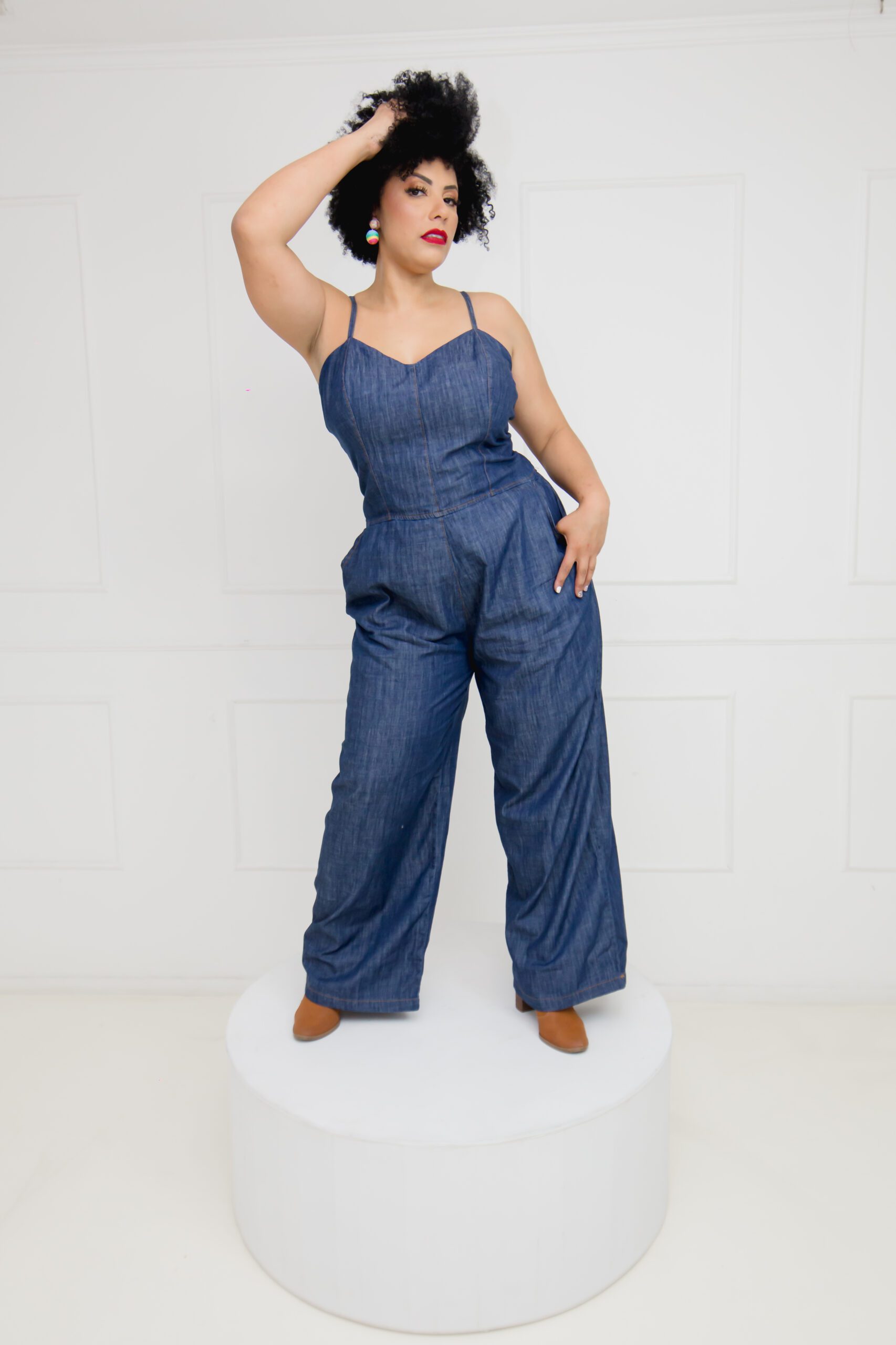 Macacão Feminino Jeans Plus Size com Alça Ajustável - Imagem 3