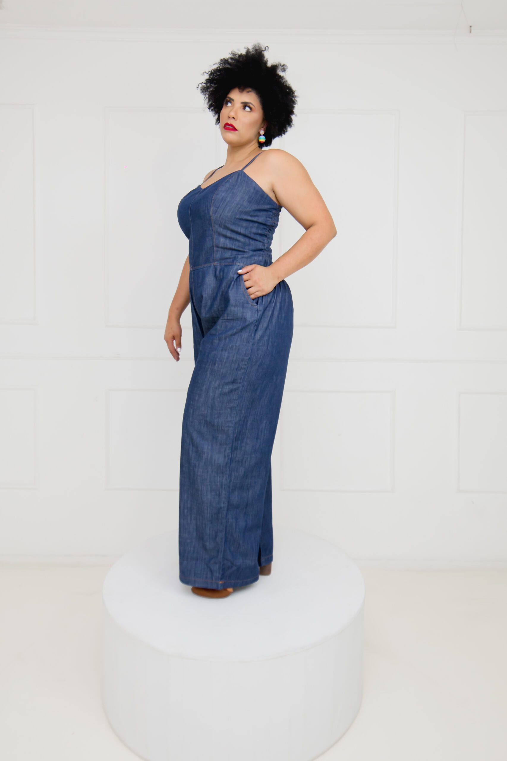 Macacão Feminino Jeans Plus Size com Alça Ajustável - Imagem 2
