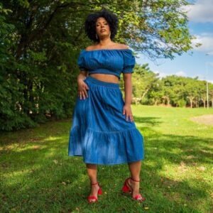 Conjunto Jeans Premium Plus Size — Cropped Ciganinha + Saia Longuete com Fenda