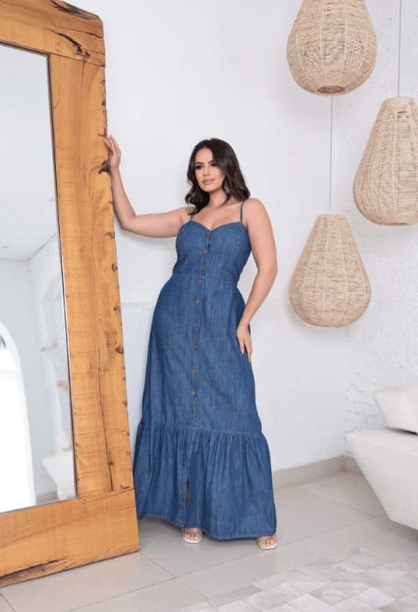 Vestido longo Jeans, com alça ajustável, decote redondo, fechamento de botões - Imagem 4
