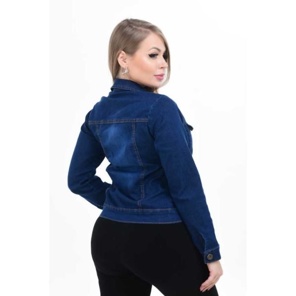 JAQUETA JEANS , COM LYCRA, LAVAGEM ESCURA, DETALHE LEVE DESTROYED - Imagem 2