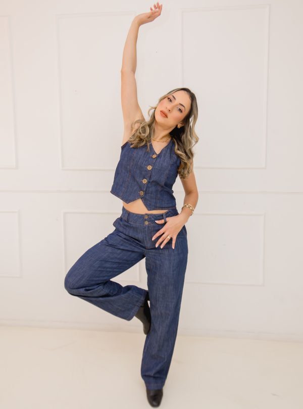 Conjunto Colete Jeans Com Botões e Calça Pantalona Jeans Cintura Alta