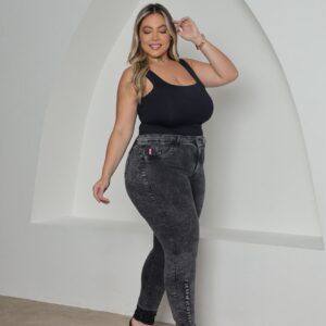 Calça Jeans Grafite, detalhe de perola na barra